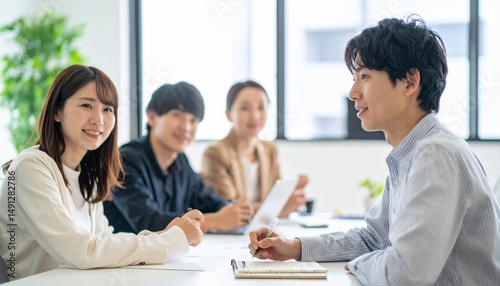 スタートアップの企画会議に集まる社員たち