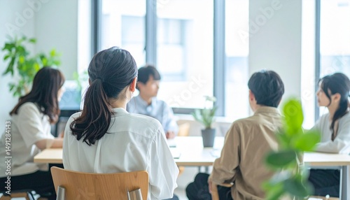 スタートアップの企画会議に集まる社員たち
