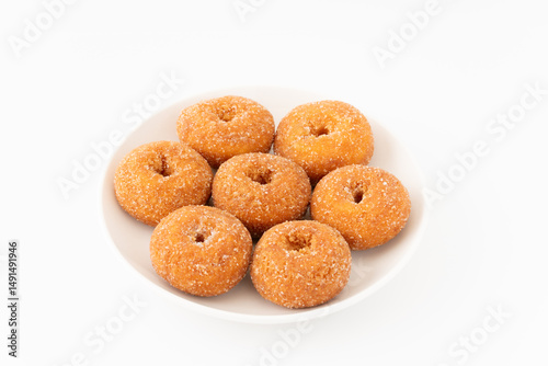 白背景にお皿に盛りつけた美味しそうなミニドーナツ
