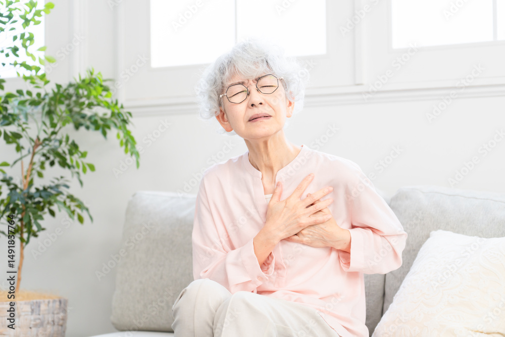 心臓に痛みが出ているシニア女性 心臓に痛みが出ているシニア女性
