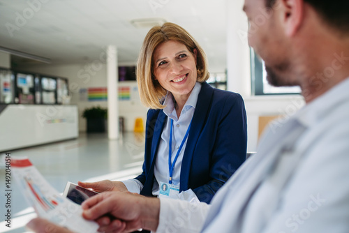 Carta da parati Pharmaceutical rep and doctor discussing drug samples and prescriptions