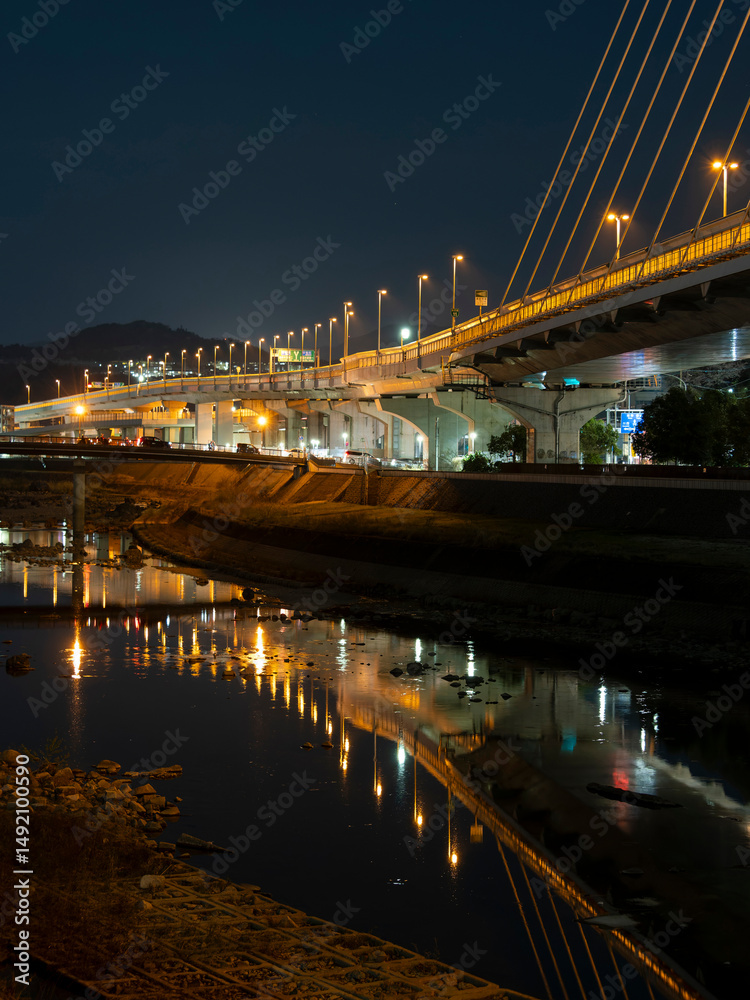 Obraz premium 阪神高速池田線延伸部と猪名川沿いの夜景