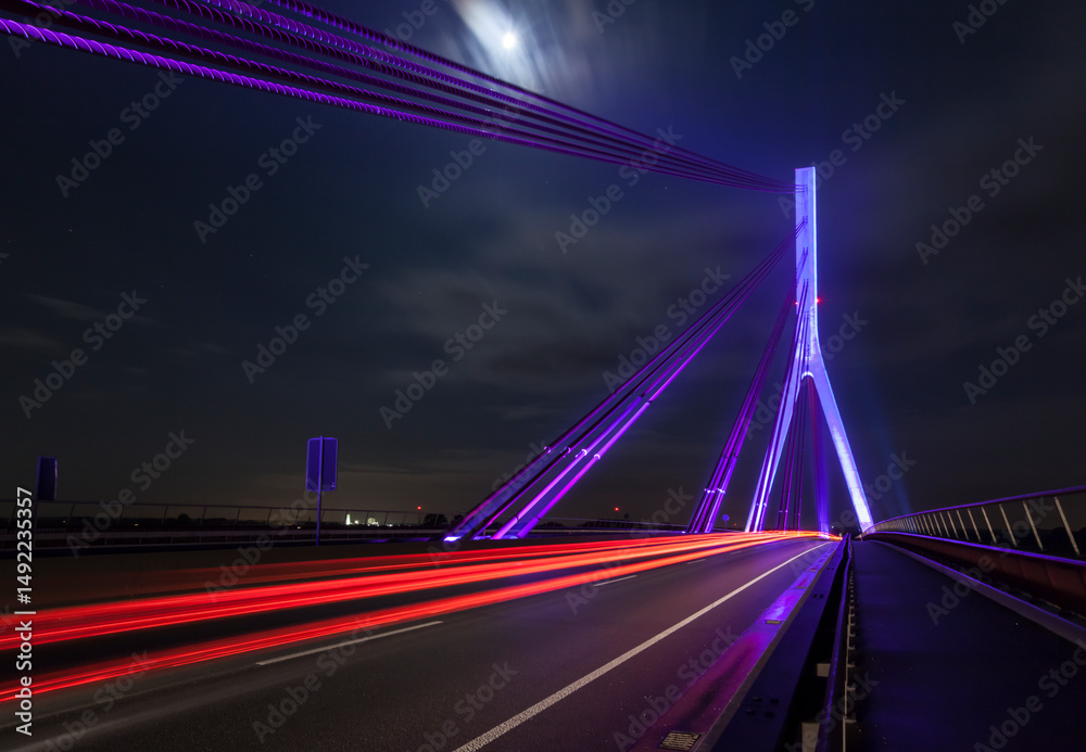 Obraz premium Illuminated bridge crossing river Rhine near Wesel at night