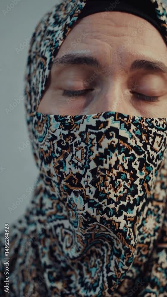  Femme portant un hijab à motifs, exprimant la surprise avec de grands yeux écarquillés