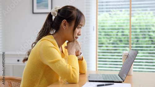 Fotografia Asia people young woman study hard brownout bored remote work fix coding bug online read data tired sitting at home desk think worry in career job tough stress workforce mental health issue illness