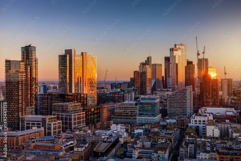 Obraz premium Panoramic view of the London City skyline with soft sunset light reflections in the glass facades of the modern office skyscrapers