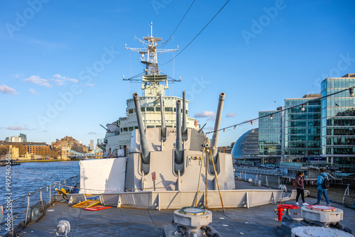 Konstfotografi Turrets of HMS Belfast rise against the skyline of London