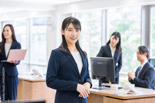 オフィスで働くビジネスウーマン