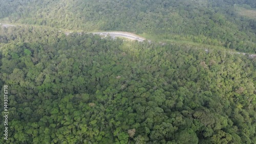Veículos trafegando na Rodovia Índio Tibiriça, na região de Riacho Grande, em São Bernardo do Campo, estado de São Paulo, Brasil.