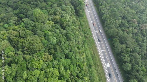 Veículos trafegando na Rodovia Índio Tibiriça, região de Riacho Grande, cidade de São Bernardo do Campo, estado de São Paulo, Brasil, visto do alto com um drone