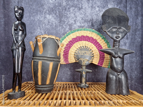 Cuadro en lienzo African artifacts resting on a wicker table
