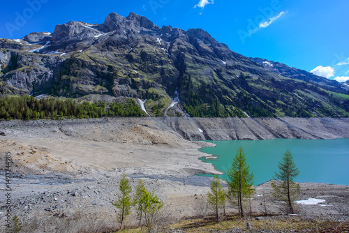 Le lac de Tseuzier, en Valais central, à moitié vide.