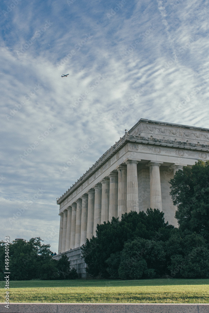 Obraz premium Lincoln Memorial with greenery and airplane overhead