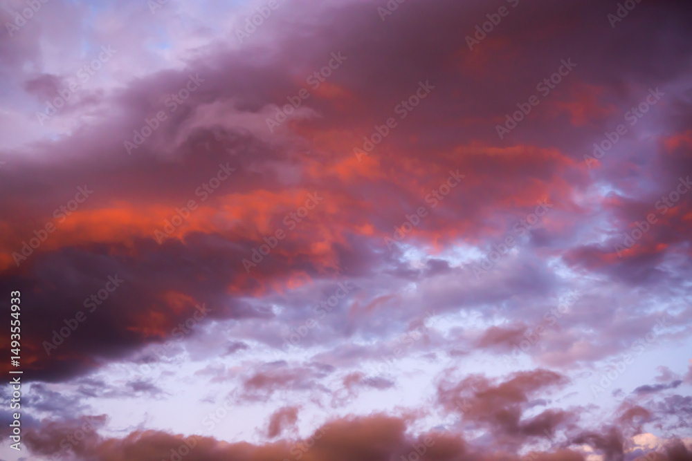 Obraz premium Fiery clouds in the cloudy evening sky