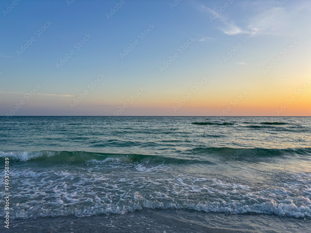 Obraz premium Sunset on gorgeous white quartz sand beach on Siesta Key in Sarasota, Florida