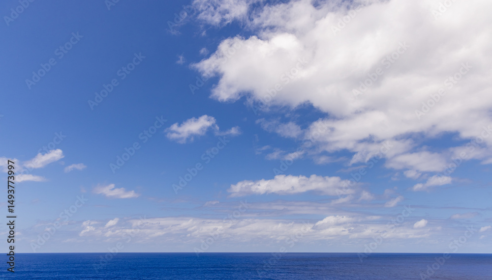Obraz premium Serene Blue Sky and Ocean with Scenic Cloudscape and Vast Horizon