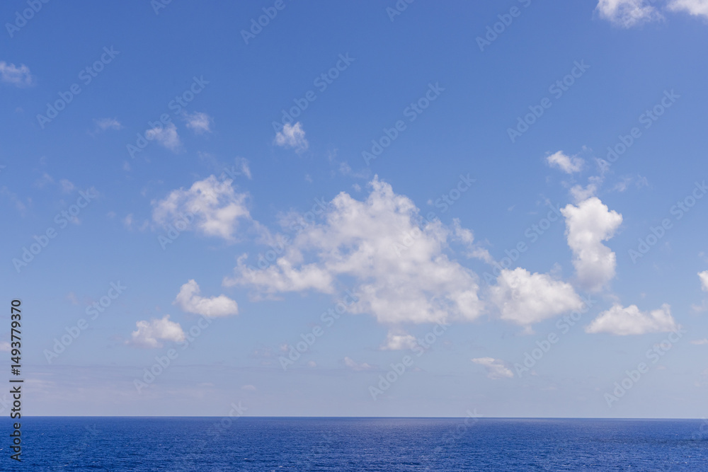 Obraz premium Blue Sky with Clouds Overlooking the Vast Pacific Ocean Horizon