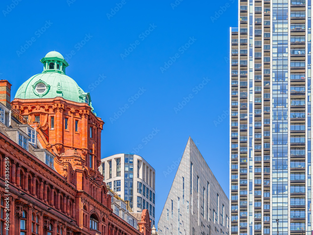 Fototapeta premium Contrasting Architectural Styles in Urban Landscape of London