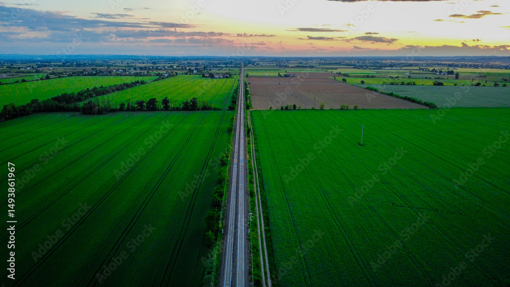 Naklejka premium Binari Ferroviari tra Tortona ed Alessandria dal drone