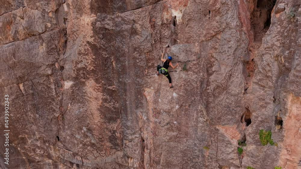 Escalada en la montaña, deporte extremo de aventura en el desierto