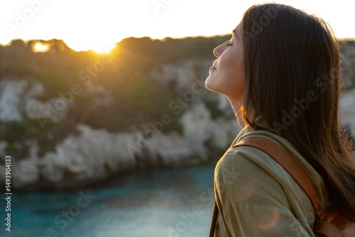 Foto Tourist enjoying the vibrant sunset by the sea, breathing in fresh air and embra