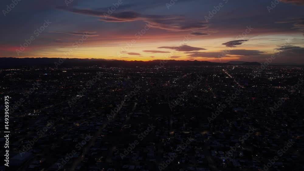 Atardecer en centro de ciudad Chihuahua, luces de ciudad y calles en vista aerea, cielo en atardecer