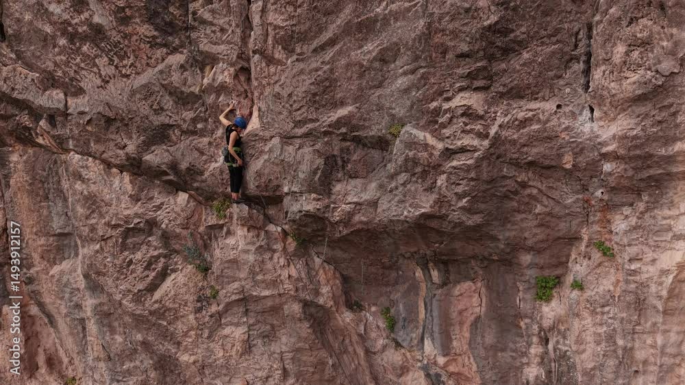 Escalada en la montaña, deporte extremo de aventura en el desierto