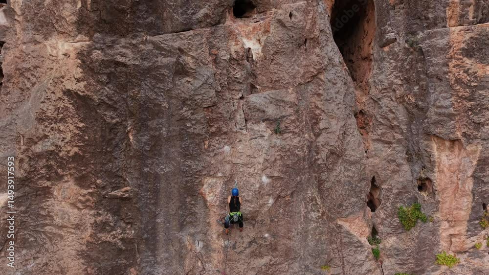 Escalada en la montaña, deporte extremo de aventura en el desierto