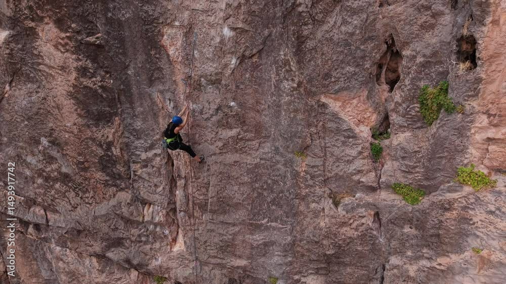 Escalada en la montaña, deporte extremo de aventura en el desierto