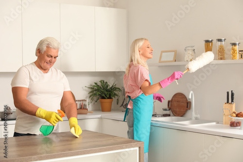 Mature couple cleaning in k...