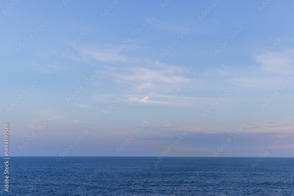 Obraz premium Peaceful Ocean View with Clear Sky and Gentle Horizon in British Columbia