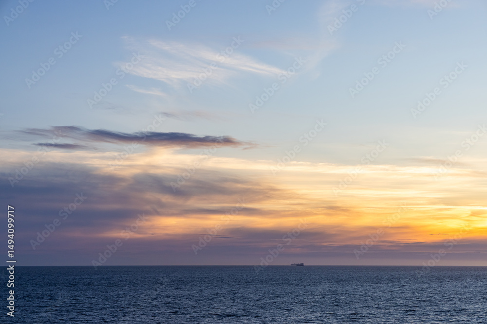 Obraz premium Scenic Pacific Ocean Sundown Horizon Over Calm Waters in BC, Canada