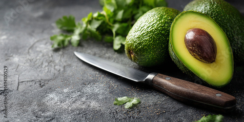 Aguacate partido por la mitad junto a un cuchillo, ingrediente saludable y natural generativa IA

