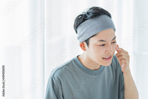 肌荒れを気にする若い男性