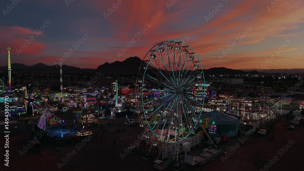 Feria de santa rita en ciudad Chihuahua en el atardecer, noria y juegos mecanicos en parque de diversiones