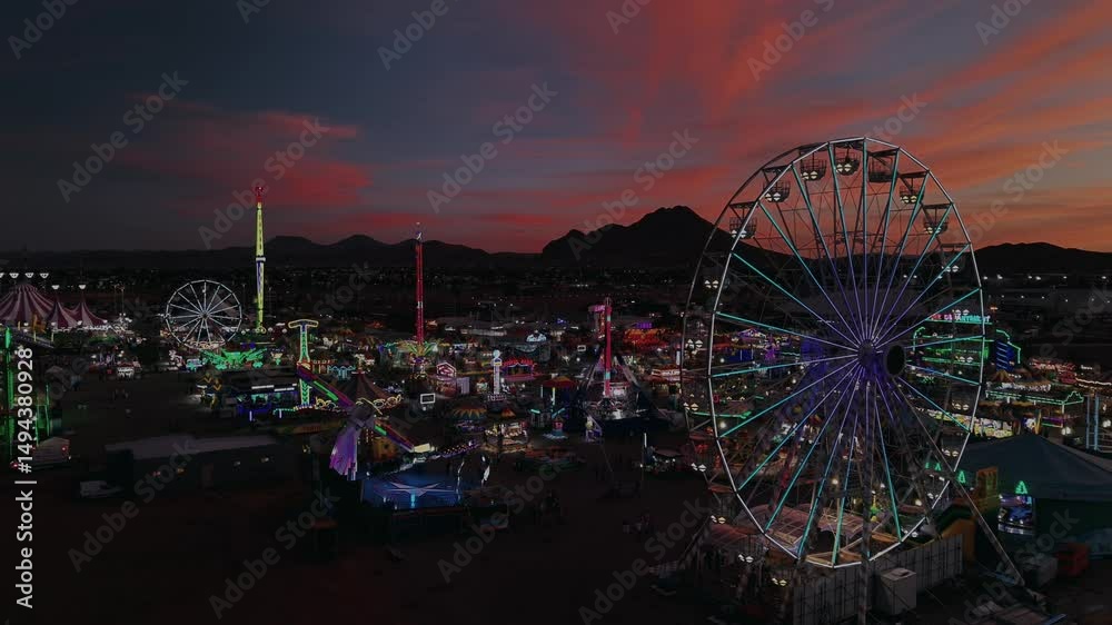 Feria de santa rita en ciudad Chihuahua en el atardecer, noria y juegos mecanicos en parque de diversiones