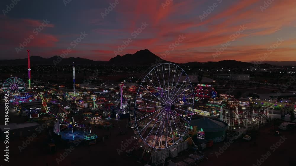 Feria de santa rita en ciudad Chihuahua en el atardecer, noria y juegos mecanicos en parque de diversiones