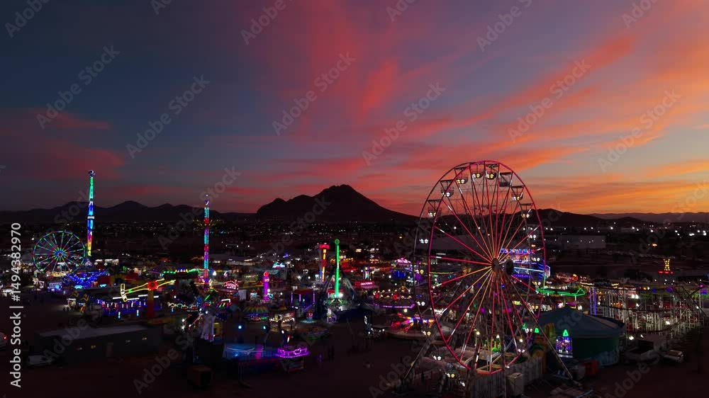 Feria de santa rita en ciudad Chihuahua en el atardecer, noria y juegos mecanicos en parque de diversiones