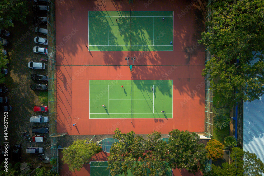 Obraz premium High-Angle View of Tennis Courts and Parking Lot