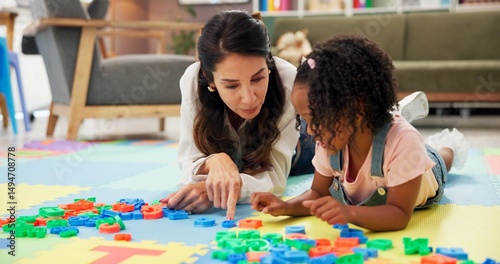 Tableau sur toile Psychologist, child and letters toys in office for mental health, examination or progress