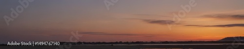 Bernsteinfarbener Himmel spiegelt sich im nassen Sand, Silhouette von Buhnen, Abendstimmung an der Ostseek?ste, friedlich, abendstimmung, sand, himmel