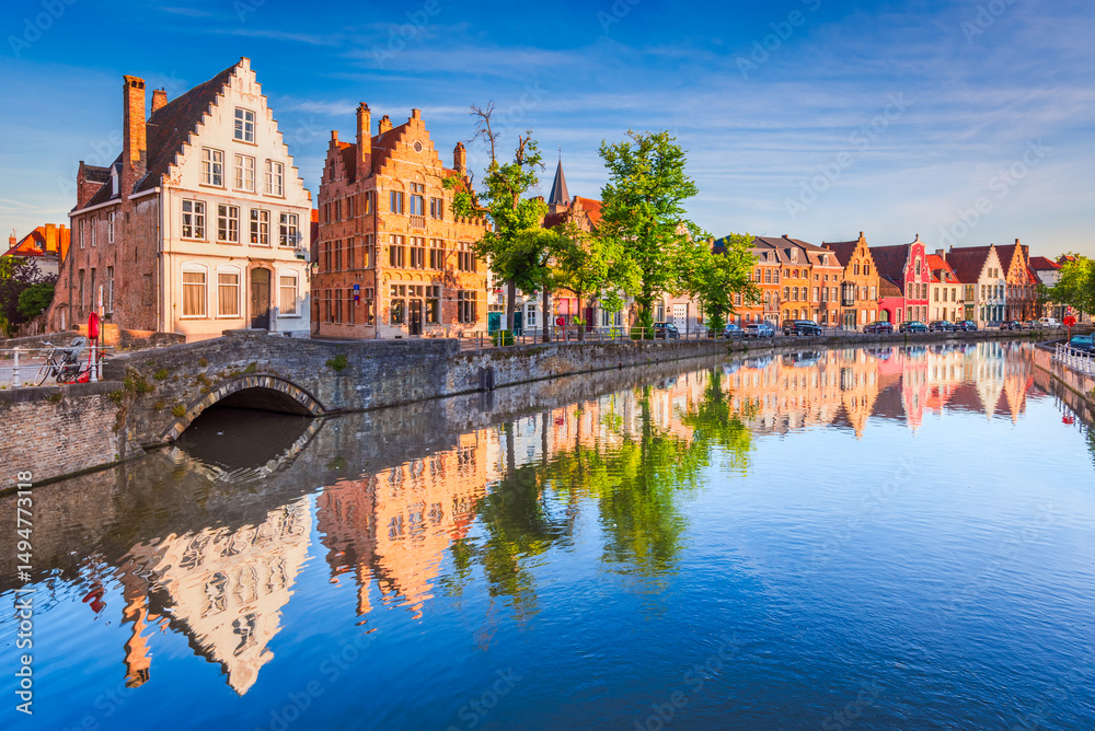 Obraz premium Bruges, Belgium. Spiegelrei canal, sunrise water reflection in Brugge.