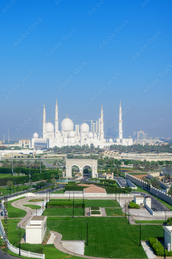 Obraz premium aerial view of Sheikh Zayed Grand Mosque in Abu Dhabi. Stunning Islamic architecture, symbol of spirituality, culture, and UAE elegance