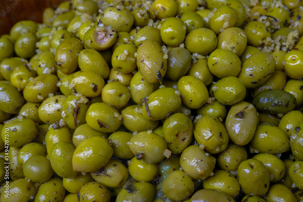 Un tas d'olives vertes marinées avec des herbes et de l'ail, probablement de Cotignac, France Un tas d'olives vertes marinées avec des herbes et de l'ail, probablement de Cotignac, France