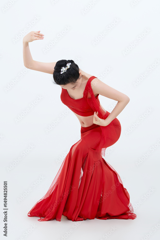 Fototapeta premium Beautiful dancers performing traditional Chinese folk dance, Dai dance