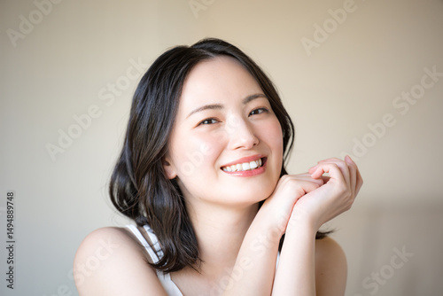 使いやすい素肌感が美しい若い女性の美容やビューティーイメージクローズアップ　ベージュや黄色背景