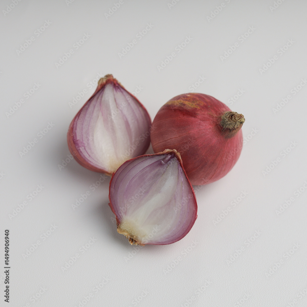 Obraz premium Shallots on white background