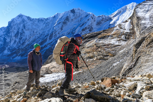 Φωτογραφία Two Sherpa on their ascend to Tashi Labsta pass in the Himalaya, Nepal