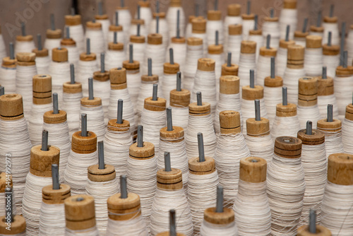 un plateau de bobine de filature  à la main au burkina faso