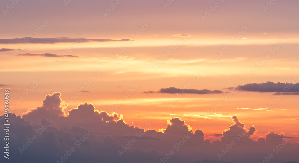 Obraz premium Dramatic Sunset Sky with Golden Hues and Cumulus Cloudscape